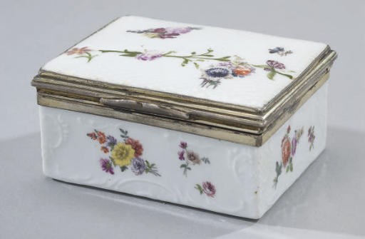 BOITE A PRISER ET SON COUVERCLE EN PORCELAINE DE MEISSEN DU XVIIIEME SIECLE A MONTURE EN METAL DORE