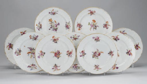 NEUF ASSIETTES EN PORCELAINE ALLEMANDE DU XIXEME SIECLE