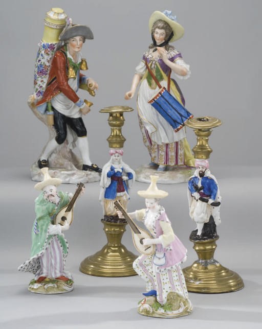 DEUX PAIRES DE STATUETTES EN PORCELAINE DANS LE STYLE DE MEISSEN