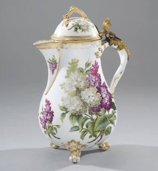 CAFETIERE EN PORCELAINE DE PARIS ET UN COUVERCLE EN FAIENCE FINE A MONTURE EN BRONZE DORE