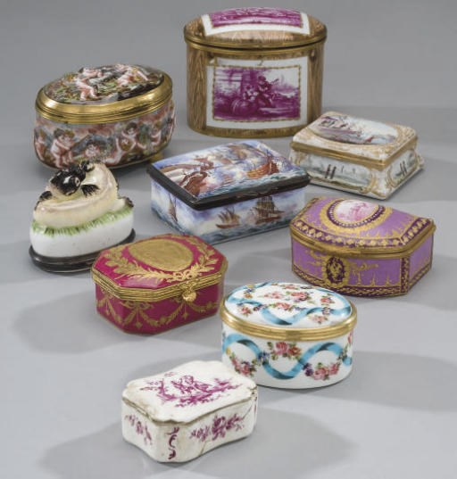 HUIT BOITES A PRISER ET LEUR COUVERCLE EN FAIENCE ET PORCELAINE A MONTURE EN METAL