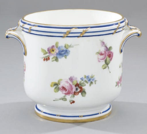 RAFRAICHISSOIR A VERRE EN PORCELAINE DE SEVRES DU XVIIIEME SIECLE
