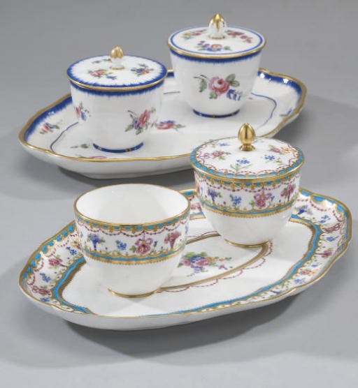 DEUX CONFITURIERS DOUBLE A PLATEAU ADHERENT ET TROIS COUVERCLES EN PORCELAINE DE SEVRES DU XVIIIEME SIECLE