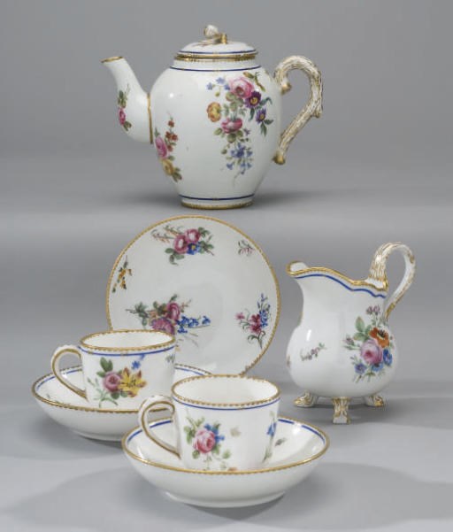 PARTIE DE SERVICE A THE COMPOSITE EN PORCELAINE DE SEVRES DU XVIIIEME SIECLE