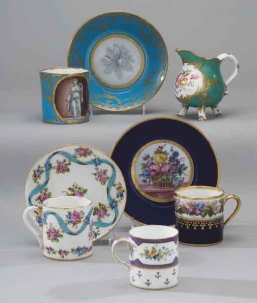 ENSEMBLE EN PORCELAINE DE SEVRES ET DANS LE STYLE DE SEVRES DES XVIIIEME ET XIXEME SIECLES
