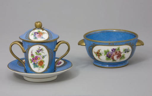 GOBELET "ENFONCE", SA SOUS-TASSE ET SON COUVERCLE ET UN BOL "A OREILLES" EN PORCELAINE DANS LE STYLE DE SEVRES