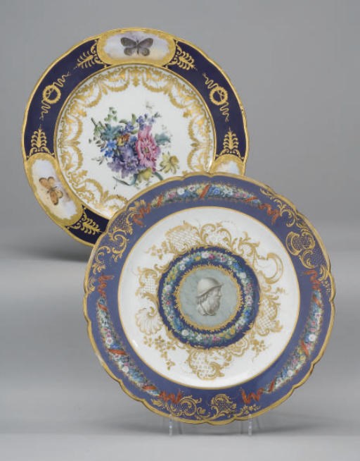 DEUX ASSIETTES EN PORCELAINE DE SEVRES DES XVIIIEME ET XIXEME SIECLES