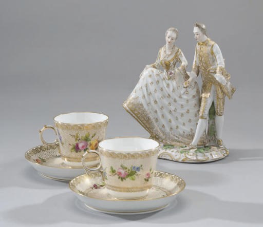PAIRE DE TASSES ET LEUR SOUS-TASSE EN PORCELAINE DE SEVRES DU MILIEU DU XIXEME SIECLE