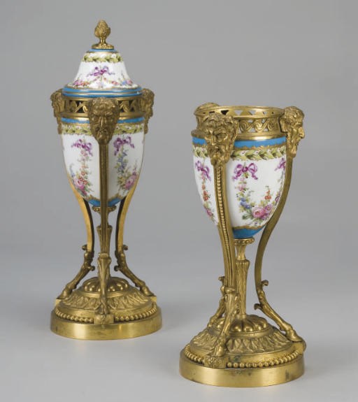 PAIRE DE VASES ET UN COUVERCLE EN PORCELAINE DANS LE STYLE DE SEVRES A MONTURE EN BRONZE DORE