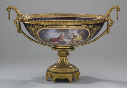 COUPE EN PORCELAINE DANS LE STYLE DE SEVRES A MONTURE EN BRONZE DORE DE LA FIN DU XIXEME SIECLE