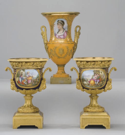PAIRE DE VASES EN PORCELAINE A MONTURE EN BRONZE DORE