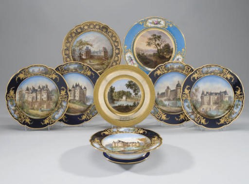 QUATRE ASSIETTES ET UNE TAZZA EN PORCELAINE DANS LE STYLE DE SEVRES DU XIXEME SIECLE