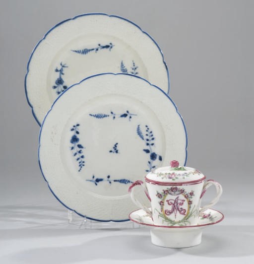 DEUX ASSIETTES EN PORCELAINE DE CHANTILLY DU XVIIIEME SIECLE
