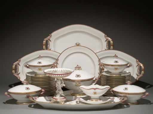 PARTIE DE SERVICE DE TABLE EN PORCELAINE DE LA FIN DU XIXEME SIECLE
