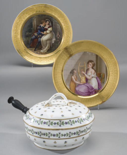 DEUX ASSIETTES EN PORCELAINE DU XIXEME SIECLE ET UN POELON ET SON COUVERCLE EN PORCELAINE DE LA FIN DU XVIIIEME SIECLE