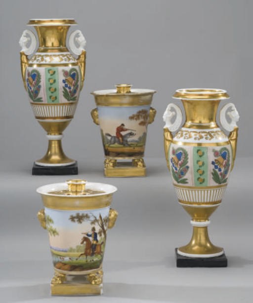 PAIRE DE VASES ET PAIRE DE POT-POURRIS ET LEUR INTERIEUR EN PORCELAINE DE PARIS DU XIXEME SIECLE