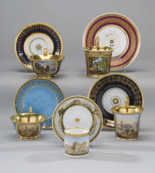 CINQ TASSES ET CINQ SOUS-TASSES EN PORCELAINE DE PARIS DES XIXEME ET XXEME SIECLES