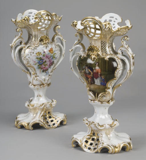 PAIRE DE VASES EN PORCELAINE DE PARIS DE LA FIN DU XIXEME SIECLE