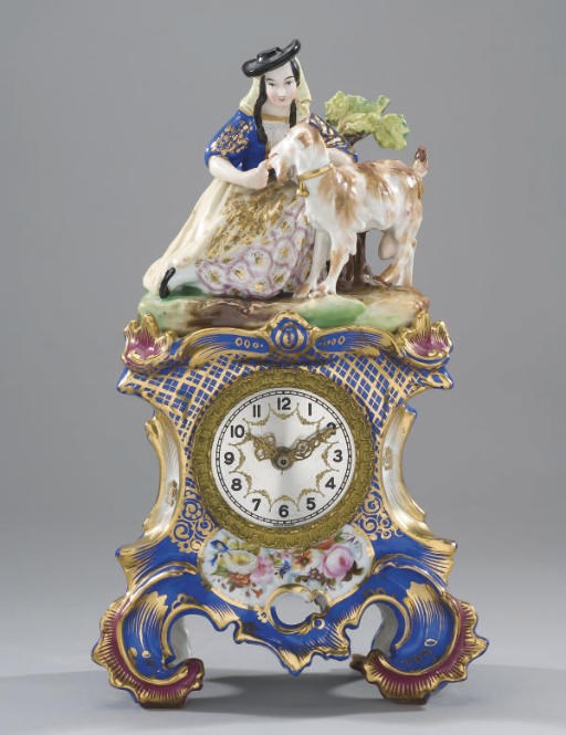 PENDULE ROCAILLE EN PORCELAINE A MONTURE EN METAL DORE DU XIXEME SIECLE