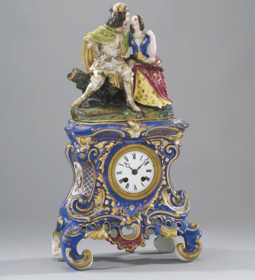 PENDULE ROCAILLE EN PORCELAINE A MONTURE EN METAL DORE DU XIXEME SIECLE