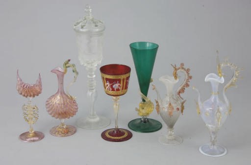 GRAND VERRE A PIED ET SON COUVERCLE EN VERRE DE BOHEME DU XIXEME SIECLE