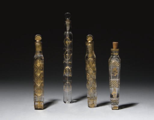 QUATRE FLACONS A PARFUM ET TROIS BOUCHONS EN VERRE DE BOHEME DU DEBUT DU XIXEME SIECLE ET UN BOUCHON EN LIEGE