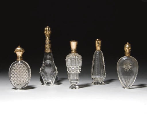 CINQ FLACONS A PARFUM ET TROIS BOUCHONS EN VERRE A MONTURE EN OR ET UN BOUCHON EN LIEGE ET OR DE LA FIN DU XIXEME SIECLE