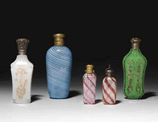 CINQ FLACONS A PARFUM EN VERRE A MONTURE EN OR, VERMEIL ET METAL DU XIXEME SIECLE