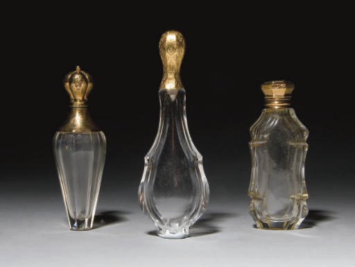 TROIS FLACONS A PARFUM ET UN BOUCHON EN VERRE A MONTURE EN OR DU XIXEME SIECLE