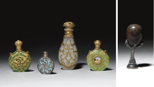 QUATRE FLACONS A PARFUM ET DEUX BOUCHONS EN VERRE A MONTURE EN METAL GRILLAGEE DU XIXEME SIECLE