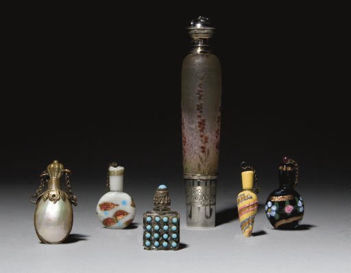UN FLACON A ALCOOL ET SON BOUCHON EN VERRE A MONTURE ET GOBELET EN ARGENT