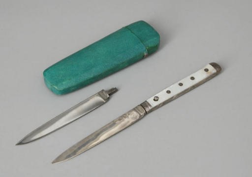 COUTEAU A DEUX LAMES EN ARGENT ET NACRE