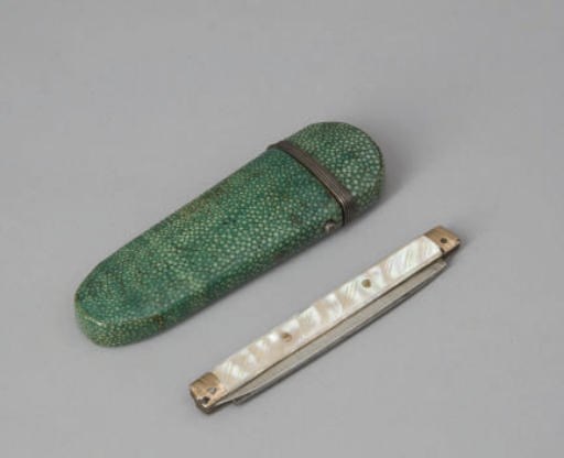 COUTEAU A DEUX LAMES EN OR ET NACRE