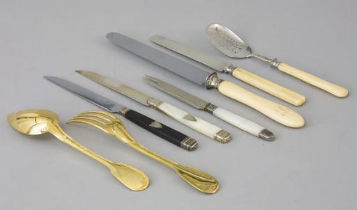 ENSEMBLE DE COUVERTS EN ARGENT, VERMEIL, METAL ARGENTE, NACRE ET CORNE