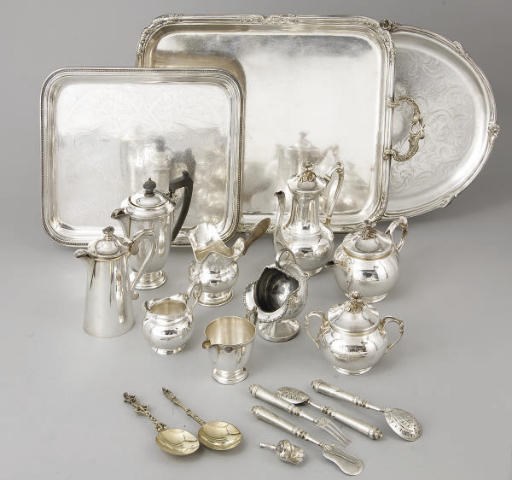 ENSEMBLE EN ARGENT, VERMEIL ET METAL ARGENTE
