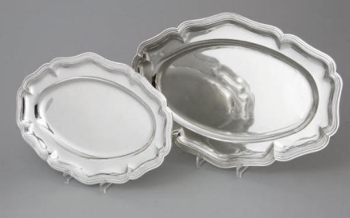 DEUX PLATS OVALES EN ARGENT