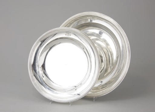 DEUX PLATS CIRCULAIRES EN ARGENT