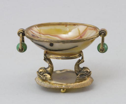 SALIERE EN VERMEIL ET PIERRES DURES ET ENSEMBLE DE COUVERTS EN ARGENT ET METAL ARGENTE