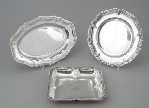 ENSEMBLE DE TROIS PLATS EN ARGENT