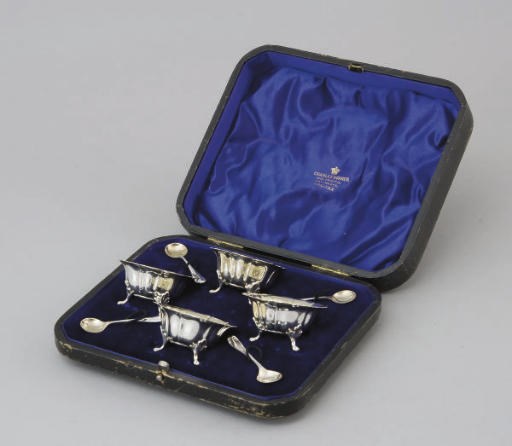 QUATRE SALIERES ET LEURS CUILLERES EN ARGENT ET VERMEIL