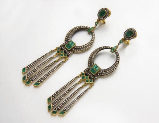 PAIRE DE PENDANTS D'OREILLES EMERAUDES ET DIAMANTS