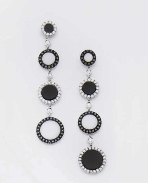 PAIRE DE PENDANTS D'OREILLES ONYX, CALCEDOINE ET DIAMANTS, PAR MARGHERITA BURGENER