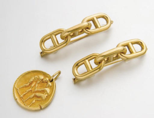 PAIRE DE BROCHES, PAR HERMES ET MEDAILLE EN OR, PAR VAN CLEEF & ARPELS