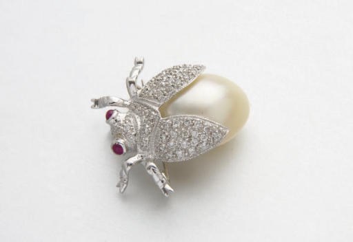 BROCHE MOUCHE PERLE DE CULTURE, RUBIS ET DIAMANTS