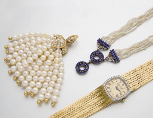 MONTRE BRACELET DE DAME EN OR ET DIAMANTS, PAR PIGUET, PENDENTIF PERLES DE CULTURE ET DIAMANTS ET COLLIER EMAIL ET PERLES