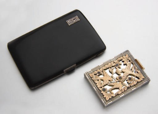 POUDRIER, PAR BOUCHERON ET ETUI A CIGARETTES, PAR DUNHILL