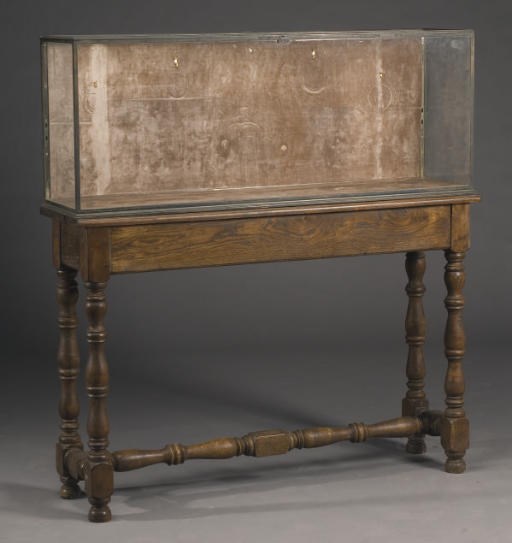 VITRINE REPOSANT SUR UN SOCLE VERS 1900