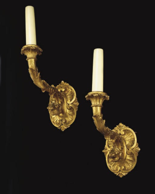 PAIRE D'APPLIQUES DE STYLE BAROQUE