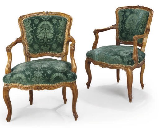 PAIRE DE FAUTEUILS EN CABRIOLET D'EPOQUE LOUIS XV