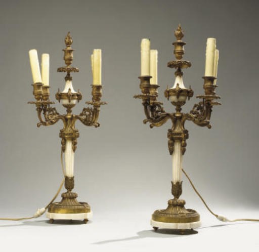 PAIRE DE CANDELABRES DE STYLE LOUIS XVI